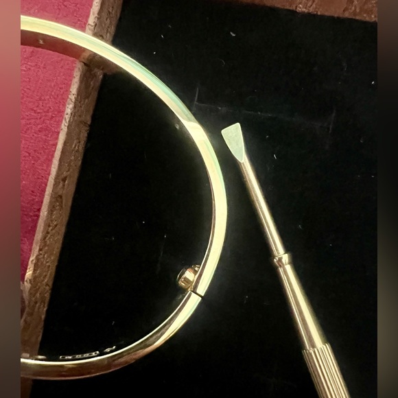 👑✅PRICE FIRM✅ Beautiful 18K yellow gold plated “LOVE bracelet” with CZ diamonds - Picture 8 of 17